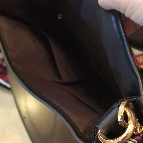 🍐 Puffy lightweight nylon messenger bag, wide abstract strap, gold tone clip - Picture 7 of 15